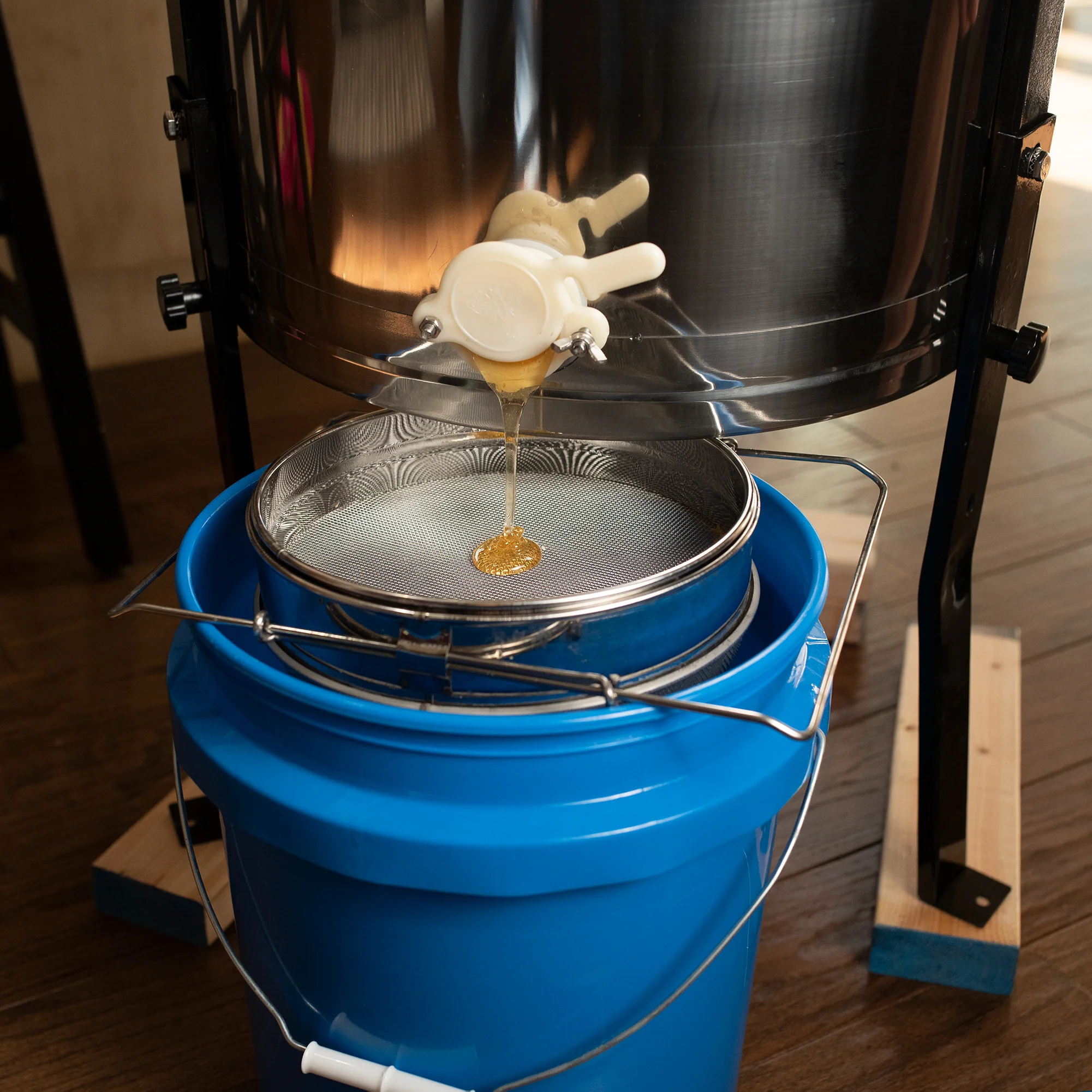 Electric 4 to 8 Frame Stainless Steel Honey Extractor - Image 10